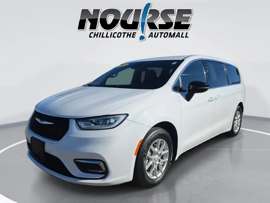 2025 Chrysler Pacifica Select — photo 1 of 13
