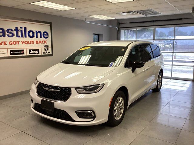 2025 Chrysler Pacifica Select — photo 1 of 13