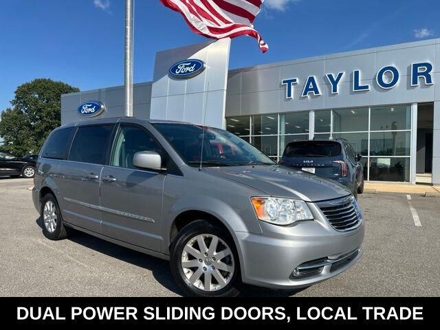 2015 Chrysler Town and Country Touring — photo 1 of 26