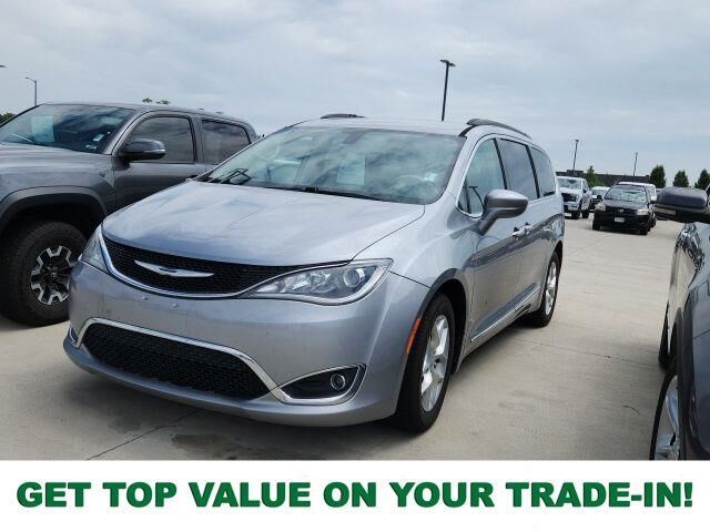 2017 Chrysler Pacifica Touring-L — photo 1 of 4
