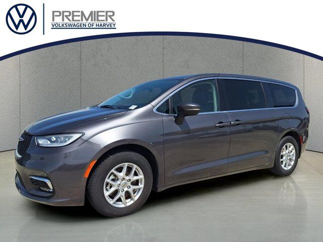 2023 Chrysler Pacifica Touring L — photo 1 of 13