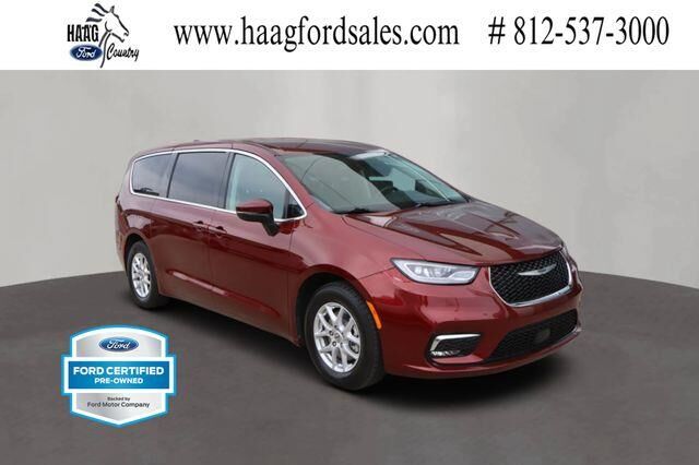 2023 Chrysler Pacifica Touring L — photo 1 of 13