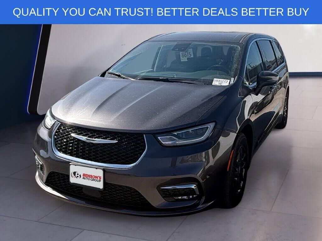 2023 Chrysler Pacifica Touring L — photo 1 of 1