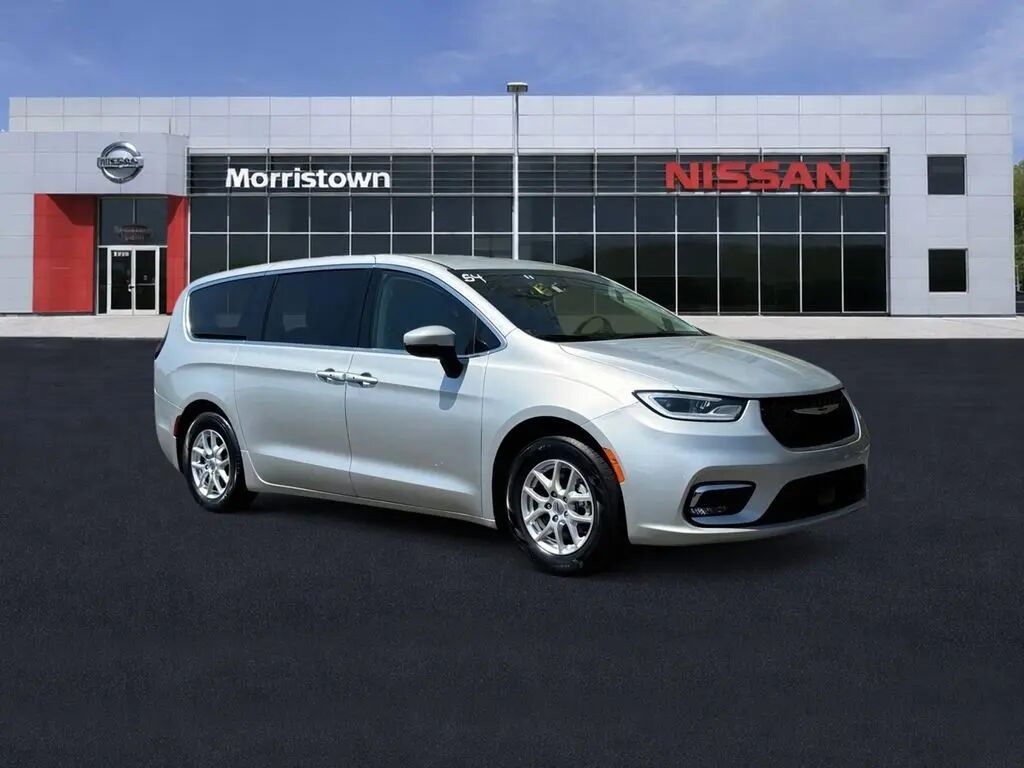2023 Chrysler Pacifica Touring L — photo 1 of 13