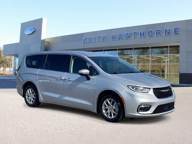 2023 Chrysler Pacifica Touring L — photo 1 of 17