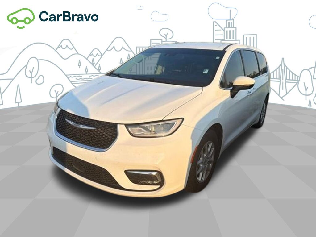 2023 Chrysler Pacifica Touring L — photo 1 of 6