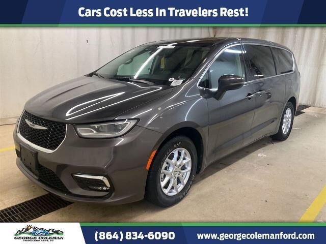 2023 Chrysler Pacifica Touring L — photo 1 of 12