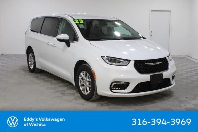 2023 Chrysler Pacifica Touring L — photo 1 of 26