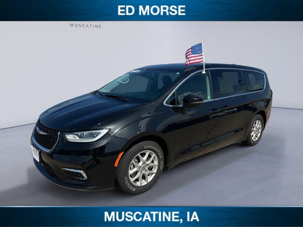 2023 Chrysler Pacifica Touring L — photo 1 of 1