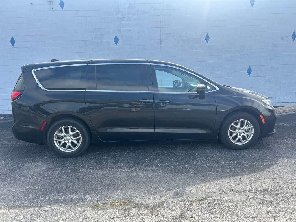 2023 Chrysler Pacifica Touring L — photo 1 of 1