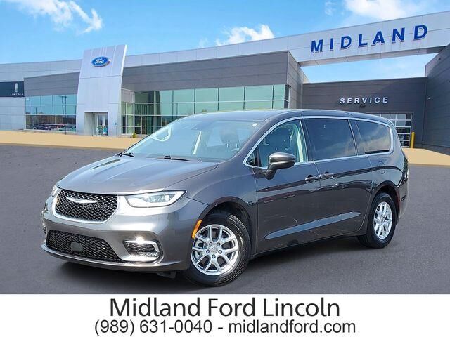 2023 Chrysler Pacifica Touring L — photo 1 of 26
