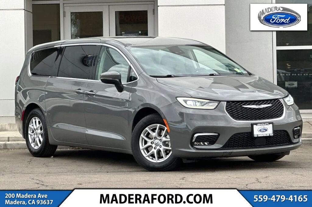 2023 Chrysler Pacifica Touring L — photo 1 of 13