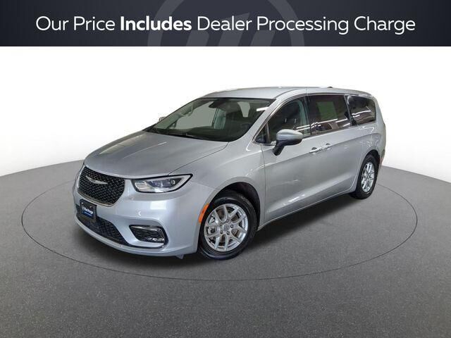 2023 Chrysler Pacifica Touring L — photo 1 of 13