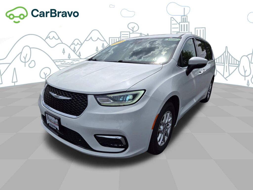 2023 Chrysler Pacifica Touring L — photo 1 of 6