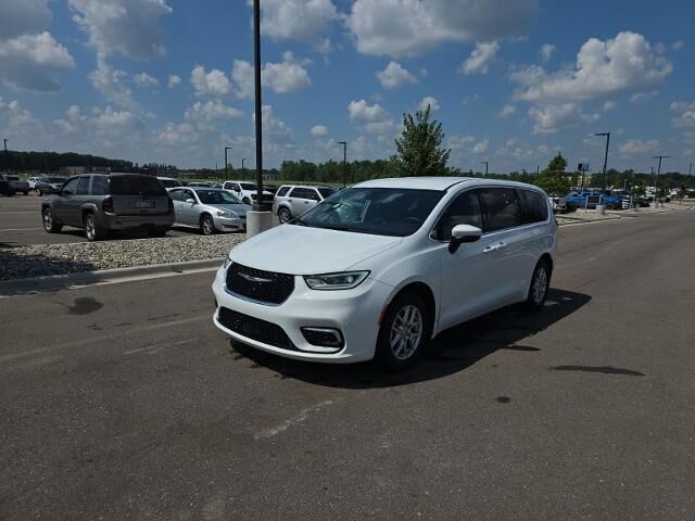 2023 Chrysler Pacifica Touring L — photo 1 of 13