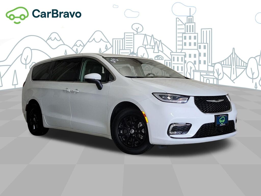 2023 Chrysler Pacifica Touring L — photo 1 of 7
