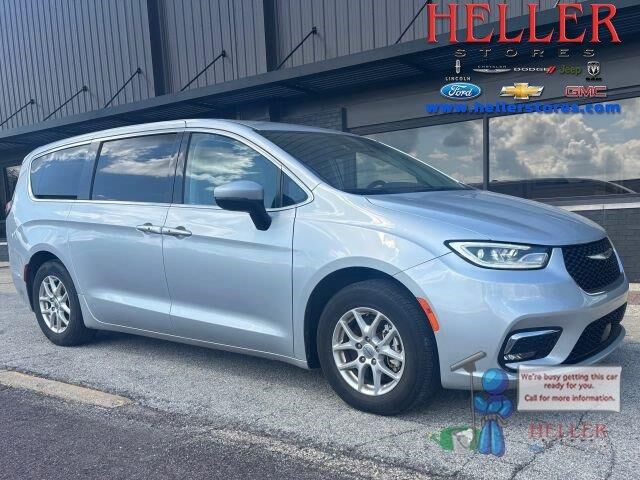 2023 Chrysler Pacifica Touring L — photo 1 of 2