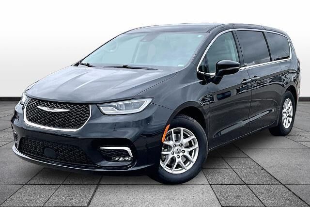 2023 Chrysler Pacifica Touring L — photo 1 of 26