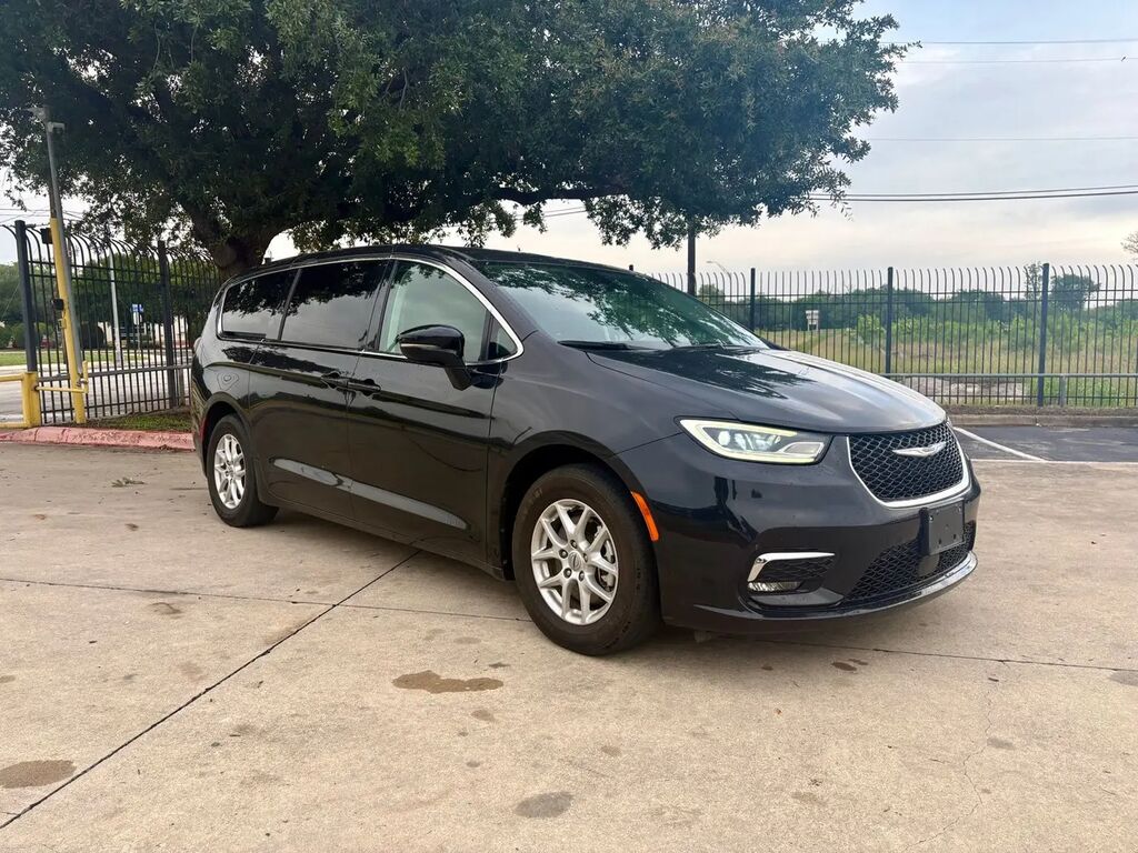2024 Chrysler Pacifica Touring L — photo 1 of 26