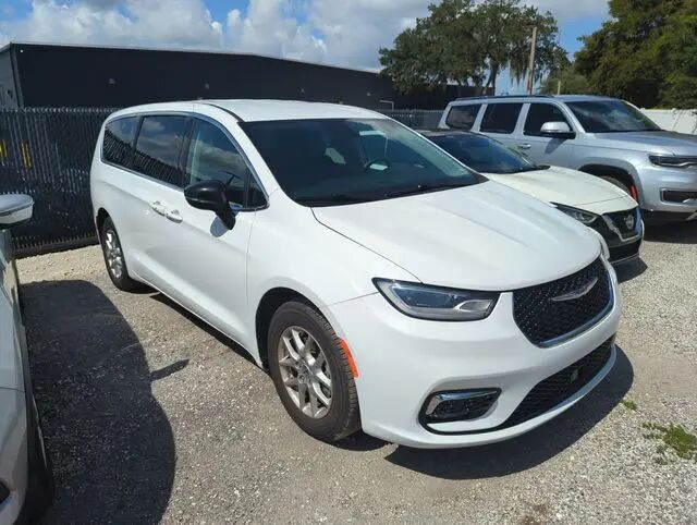 2024 Chrysler Pacifica Touring L — photo 1 of 38
