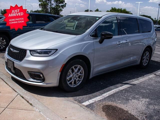 2024 Chrysler Pacifica Touring L — photo 1 of 2