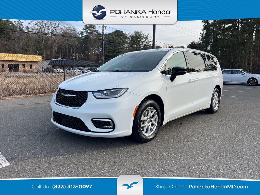2024 Chrysler Pacifica Touring L — photo 1 of 13