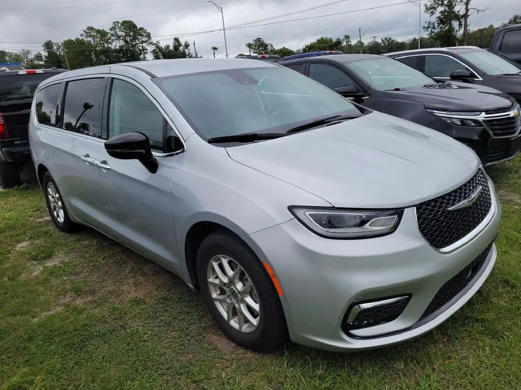 2024 Chrysler Pacifica Touring L — photo 1 of 7