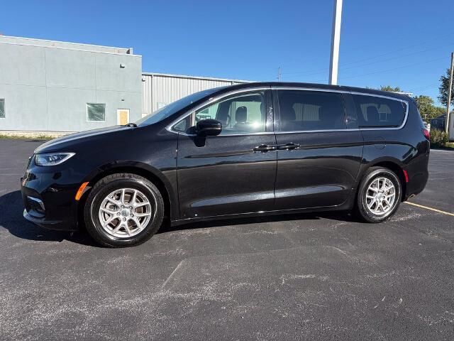 2024 Chrysler Pacifica Touring L — photo 1 of 13