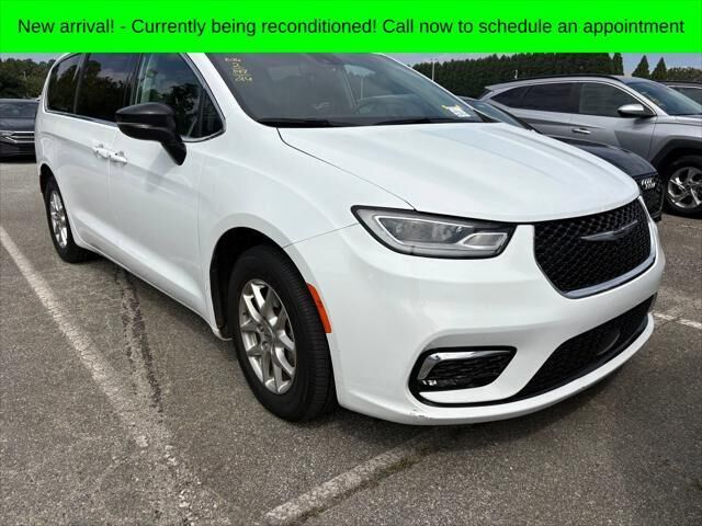 2024 Chrysler Pacifica Touring L — photo 1 of 10