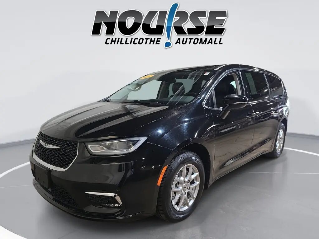2024 Chrysler Pacifica Touring L — photo 1 of 13