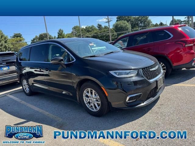 2024 Chrysler Pacifica Touring L — photo 1 of 10