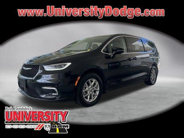 2024 Chrysler Pacifica Touring L — photo 1 of 13