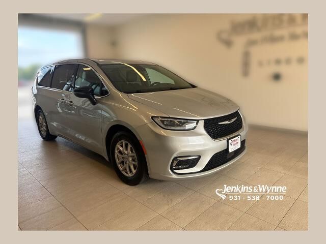 2024 Chrysler Pacifica Touring L — photo 1 of 26
