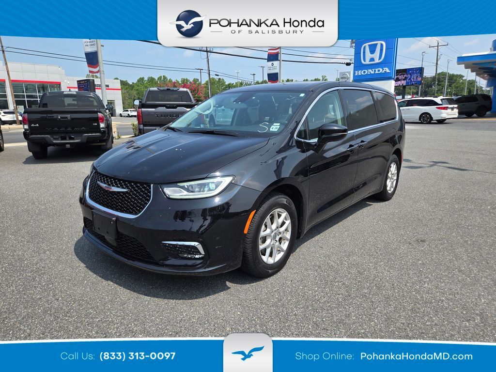 2024 Chrysler Pacifica Touring L — photo 1 of 13