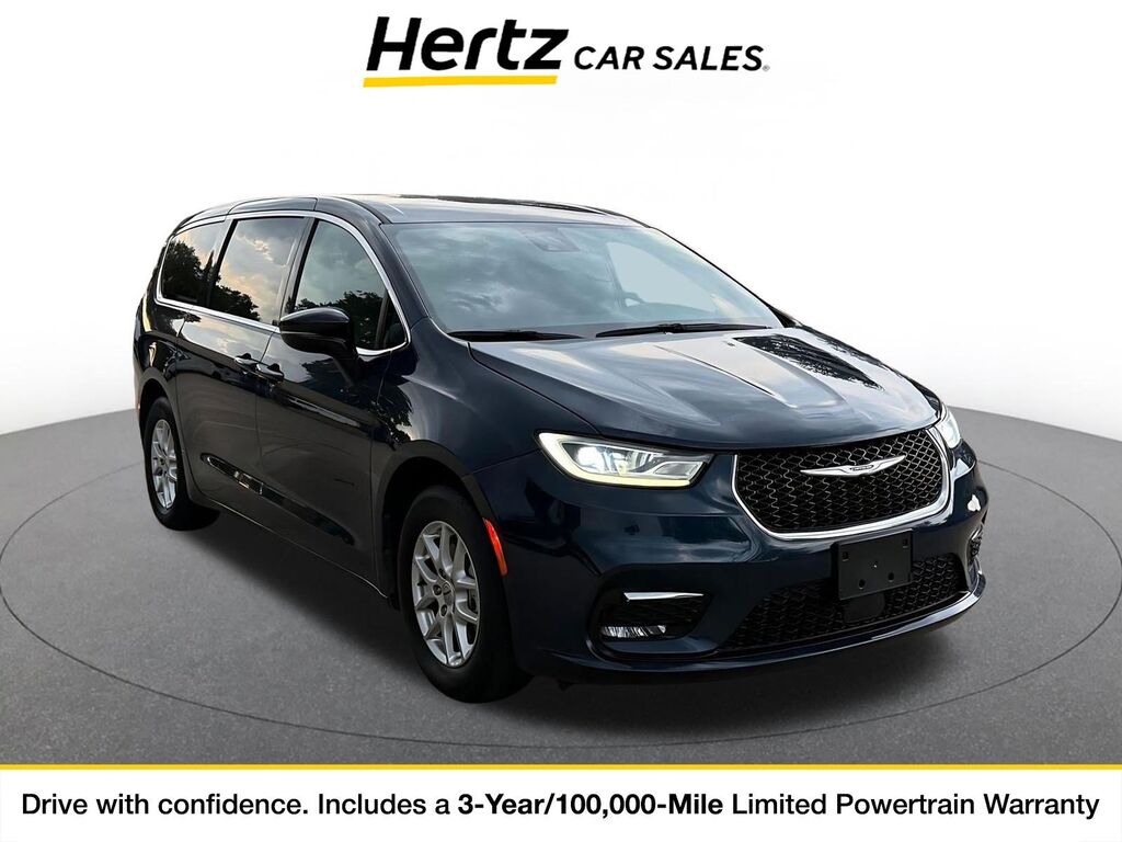 2025 Chrysler Pacifica Select — photo 1 of 11