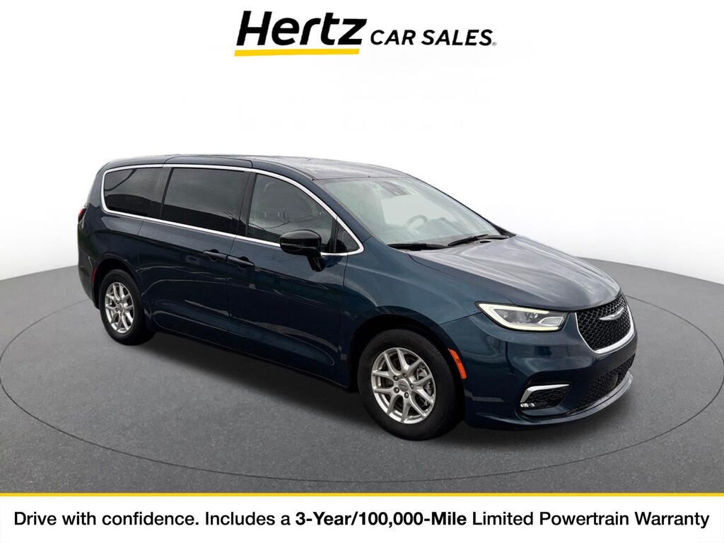 2025 Chrysler Pacifica Select — photo 1 of 11