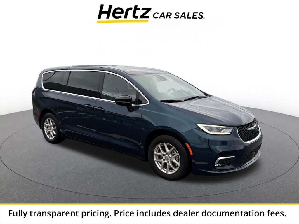2025 Chrysler Pacifica Select — photo 1 of 13