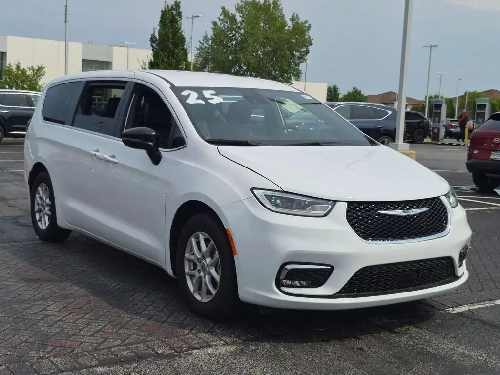 2025 Chrysler Pacifica Select — photo 1 of 17