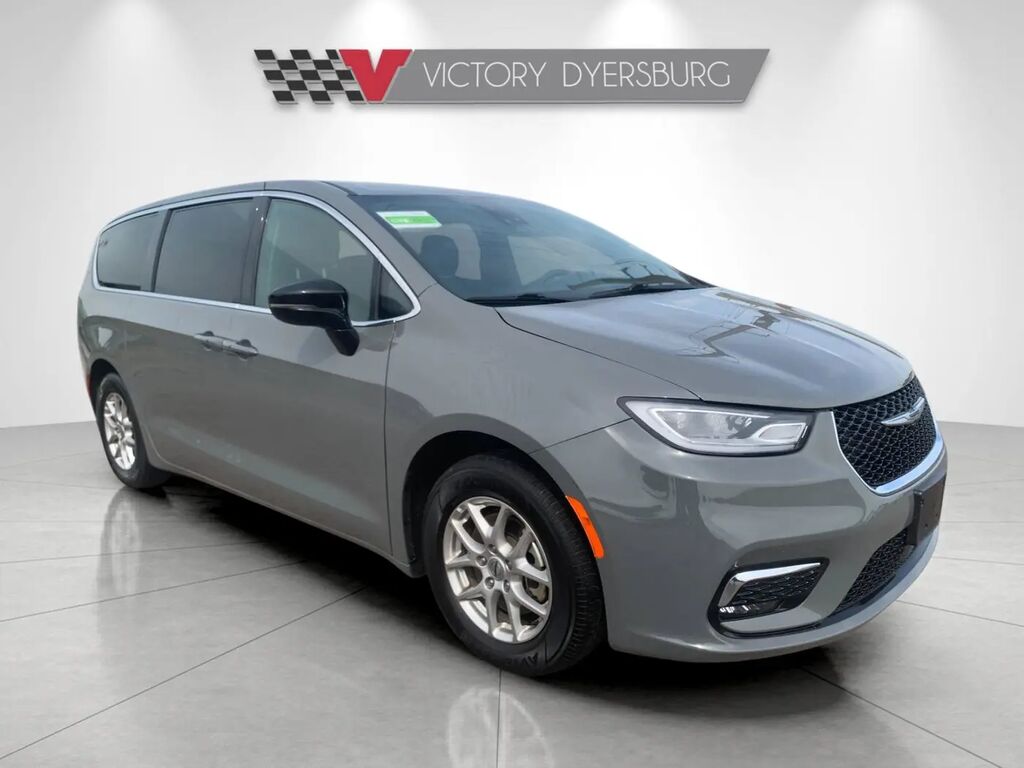 2025 Chrysler Pacifica Select — photo 1 of 12