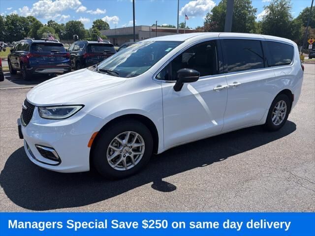 2025 Chrysler Pacifica Select