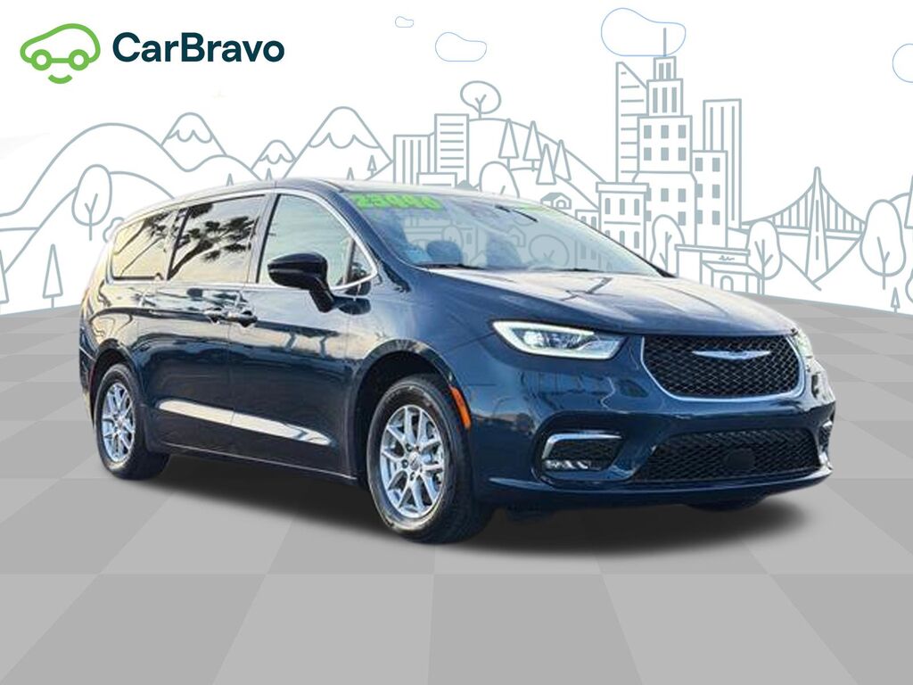 2025 Chrysler Pacifica Select — photo 1 of 7