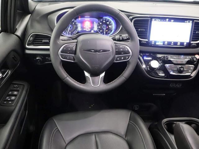 2025 Chrysler Pacifica Select — photo 1 of 39
