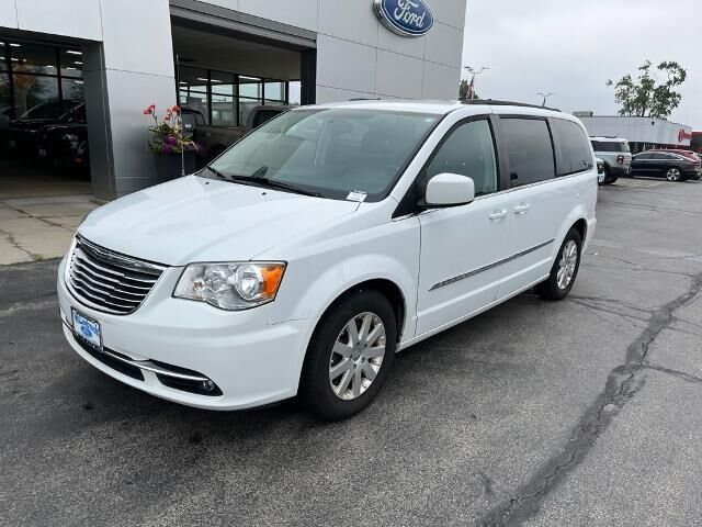 2016 Chrysler Town and Country Touring — photo 1 of 9