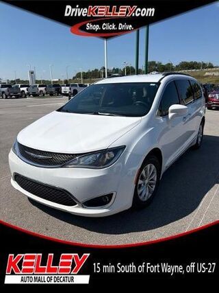 2017 Chrysler Pacifica Touring-L — photo 1 of 11