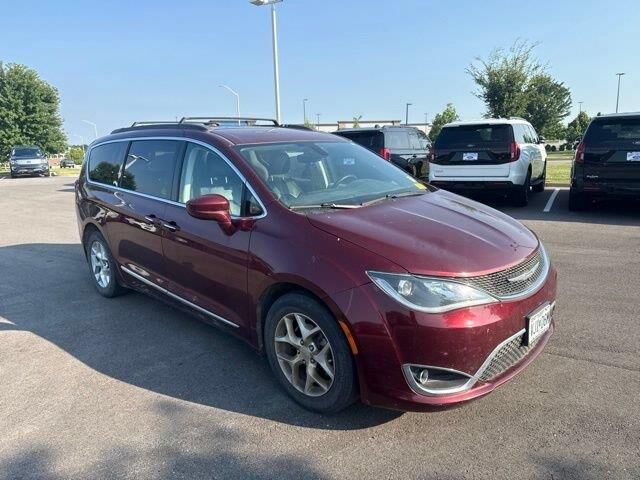 2017 Chrysler Pacifica Touring-L — photo 1 of 25