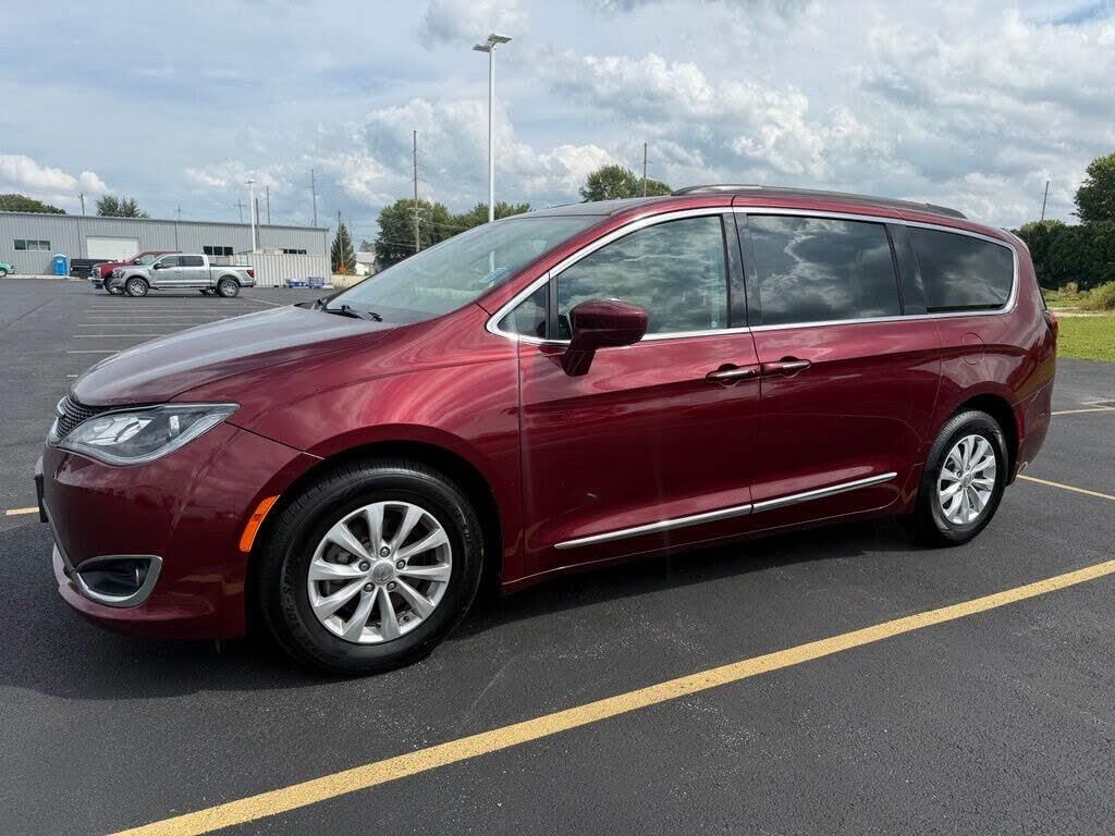2017 Chrysler Pacifica Touring-L — photo 1 of 1