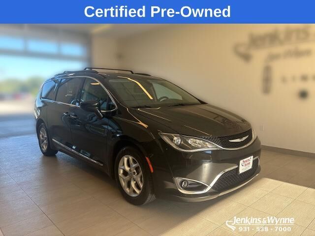2017 Chrysler Pacifica Touring-L — photo 1 of 24
