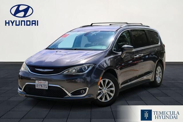 2019 Chrysler Pacifica Touring L — photo 1 of 13
