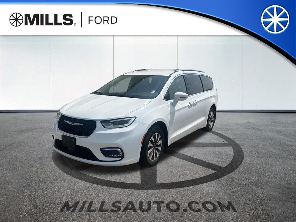 2021 Chrysler Pacifica Touring L — photo 1 of 2