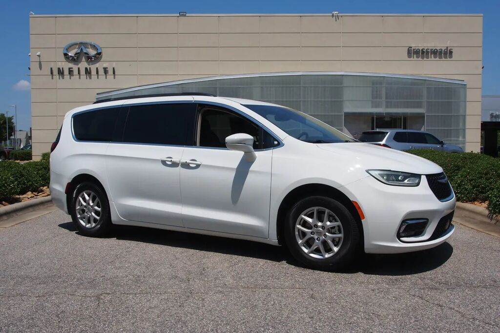 2022 Chrysler Pacifica Touring L — photo 1 of 13